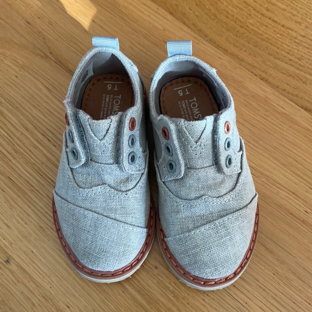 Toms boys shoes. Size 5T